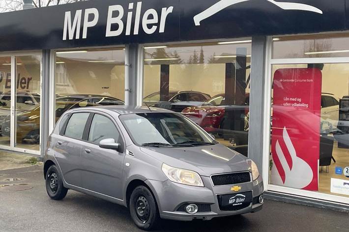 Grå Chevrolet Aveo fra 2009 set udefra
