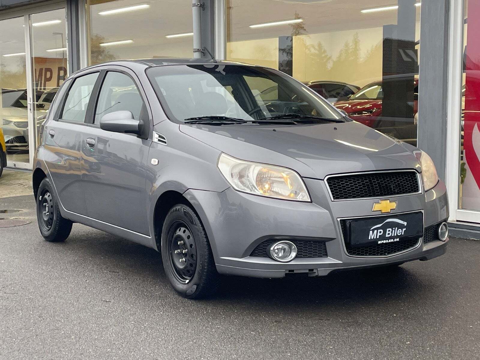 Grå Chevrolet Aveo fra 2009 set udefra