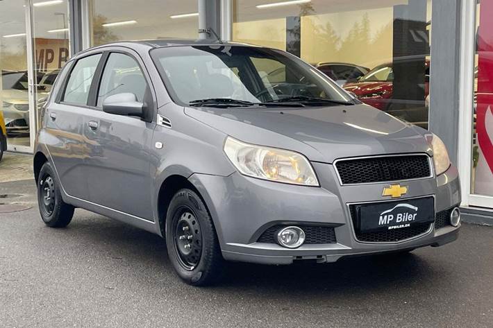 Grå Chevrolet Aveo fra 2009 set udefra