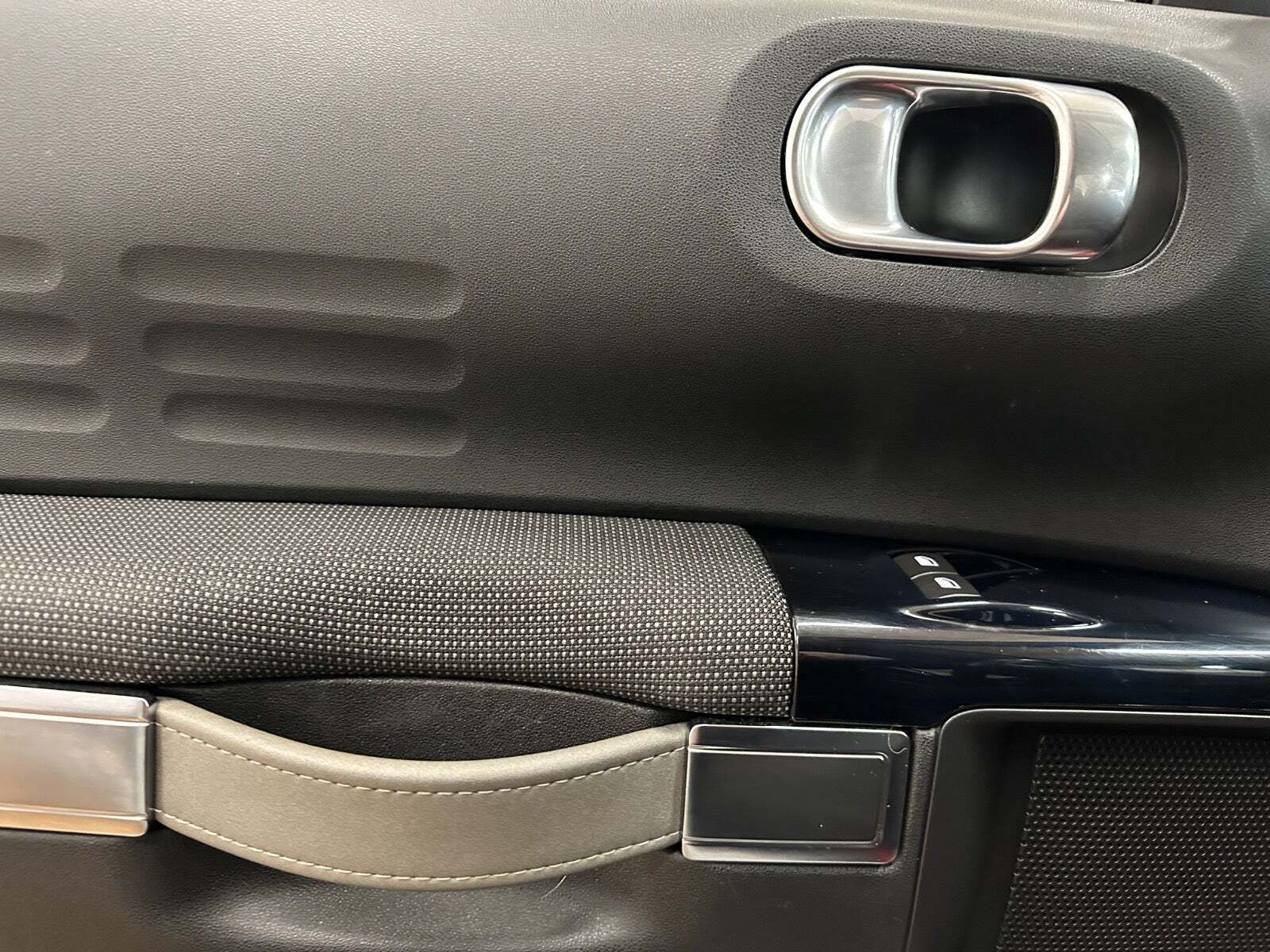 Hvid Citroën C4 Cactus fra 2017 set indefra