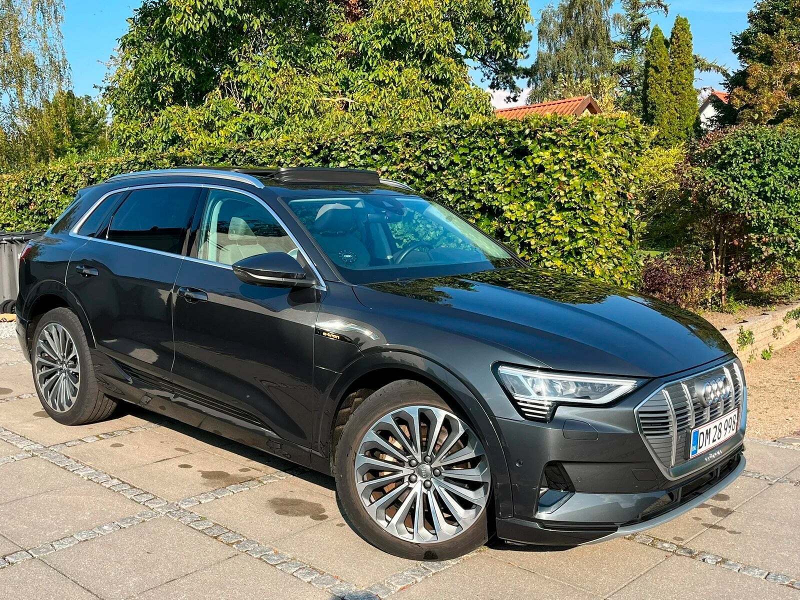 Grå Audi e-tron fra 2020 set udefra