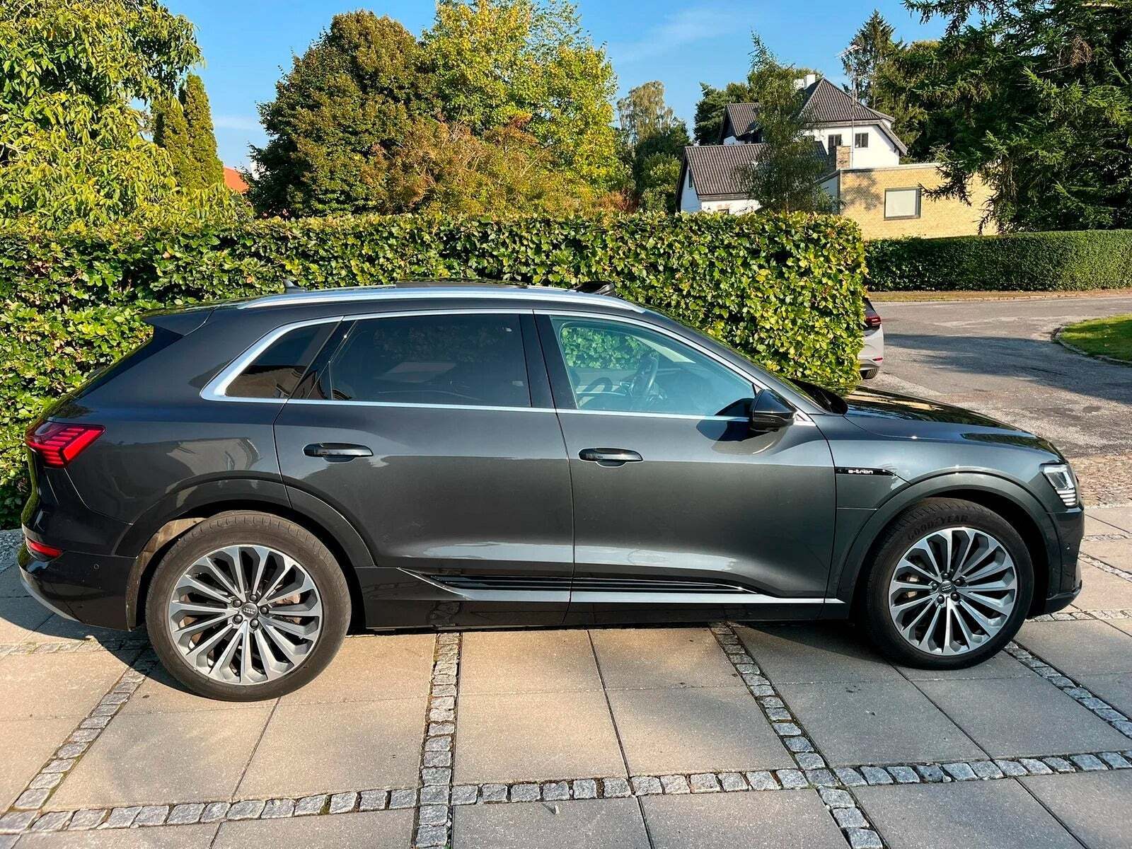 Grå Audi e-tron fra 2020