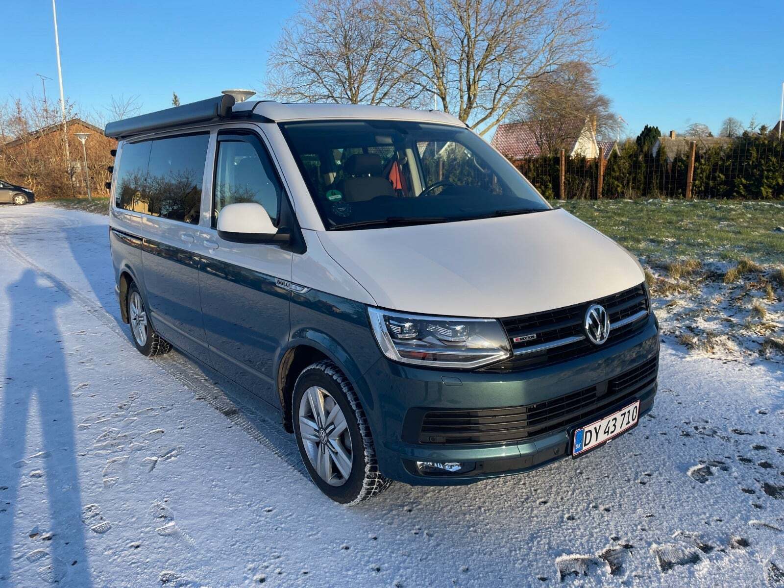 Hvid VW Multivan fra 2019 set udefra