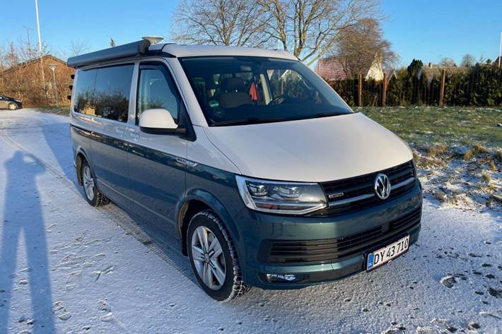 Hvid VW Multivan fra 2019 set udefra