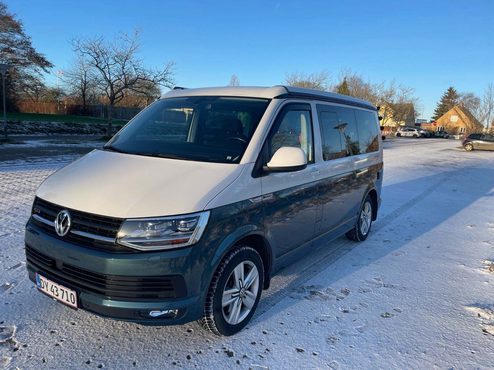 Hvid VW Multivan fra 2019 set udefra