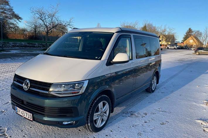 Hvid VW Multivan fra 2019 set udefra