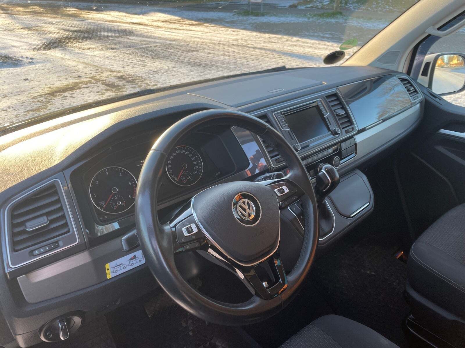 Hvid VW Multivan fra 2019 set indefra