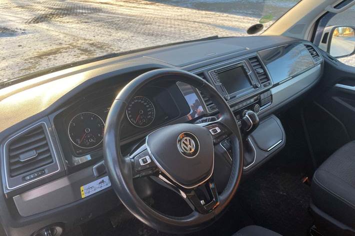 Hvid VW Multivan fra 2019 set indefra