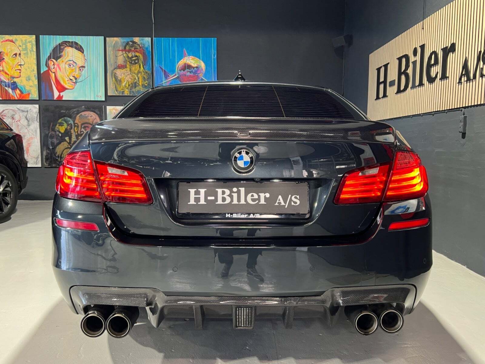 Grå BMW M5 fra 2012