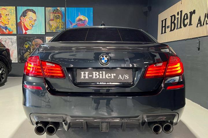 Grå BMW M5 fra 2012