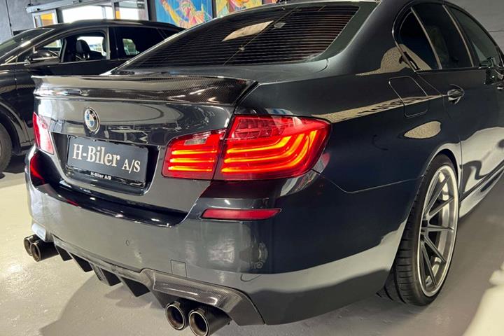 Grå BMW M5 fra 2012
