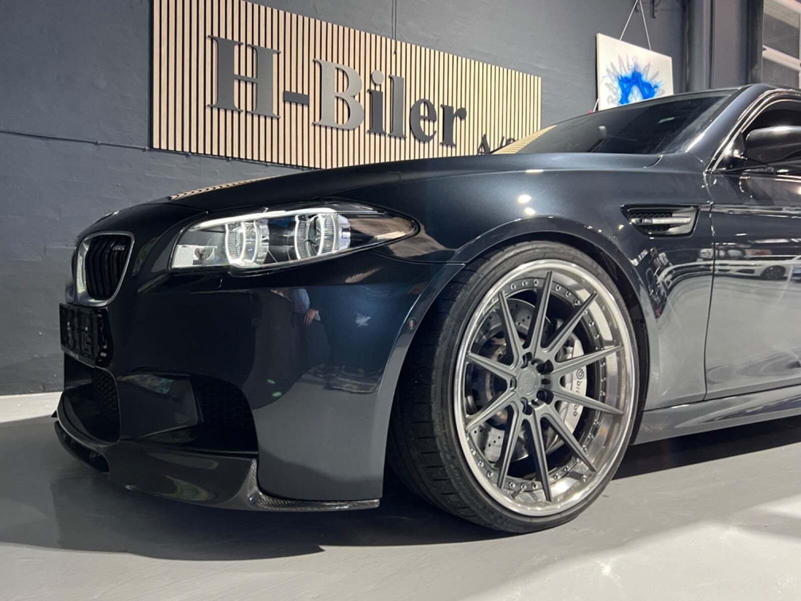 Grå BMW M5 fra 2012