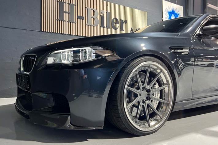 Grå BMW M5 fra 2012