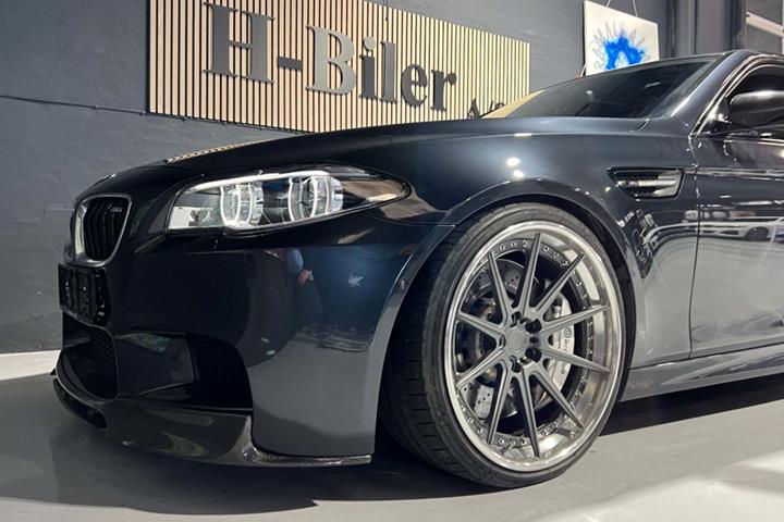 Grå BMW M5 fra 2012