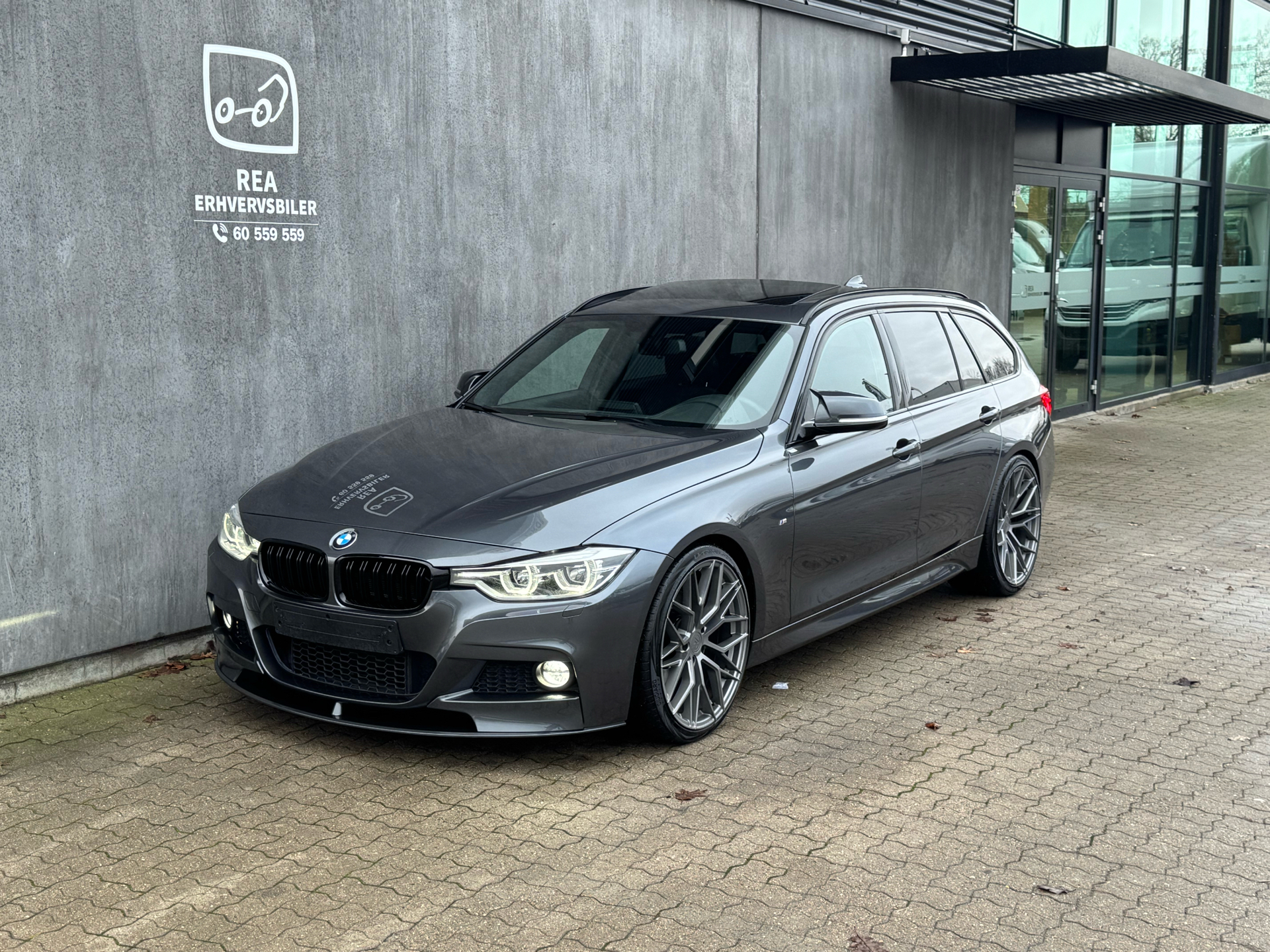 Sort BMW 330i fra 2019 set udefra