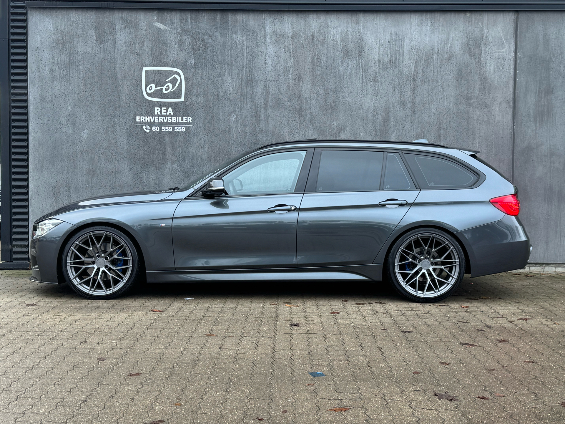 Sort BMW 330i fra 2019