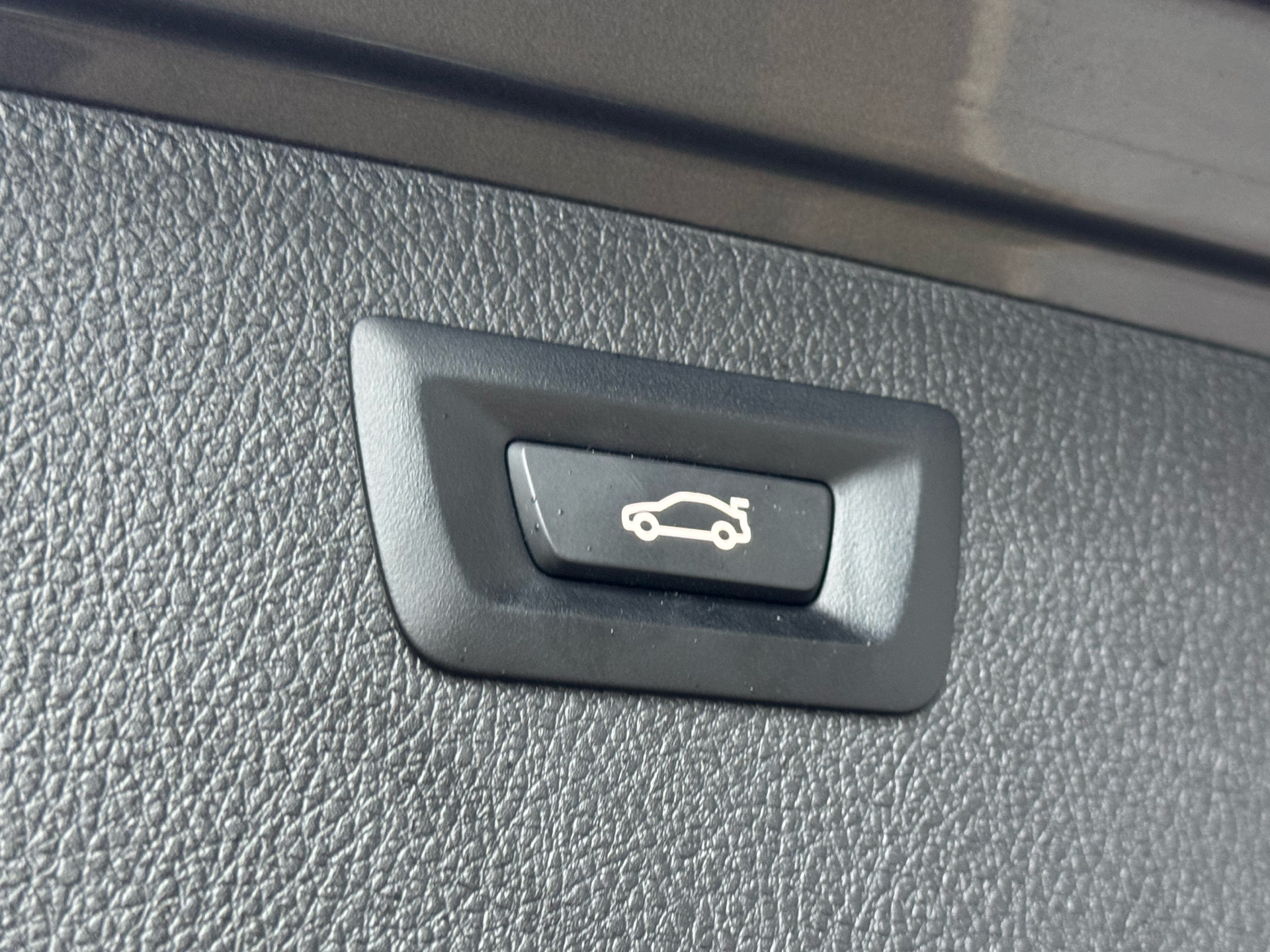 Sort BMW 330i fra 2019