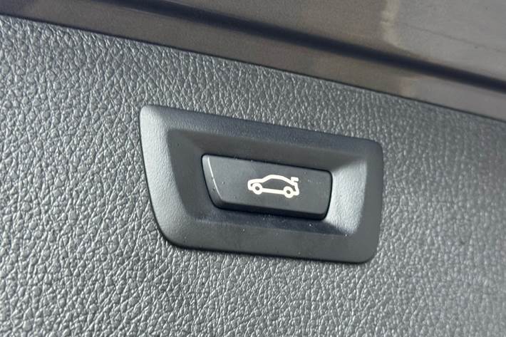 Sort BMW 330i fra 2019