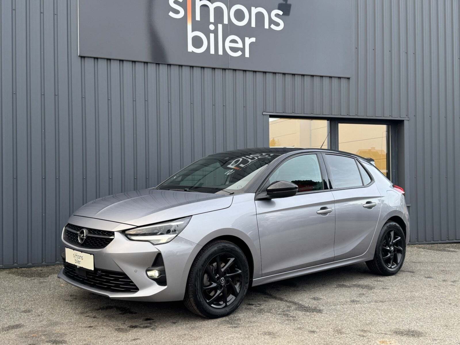 Grå Opel Corsa fra 2021 set udefra