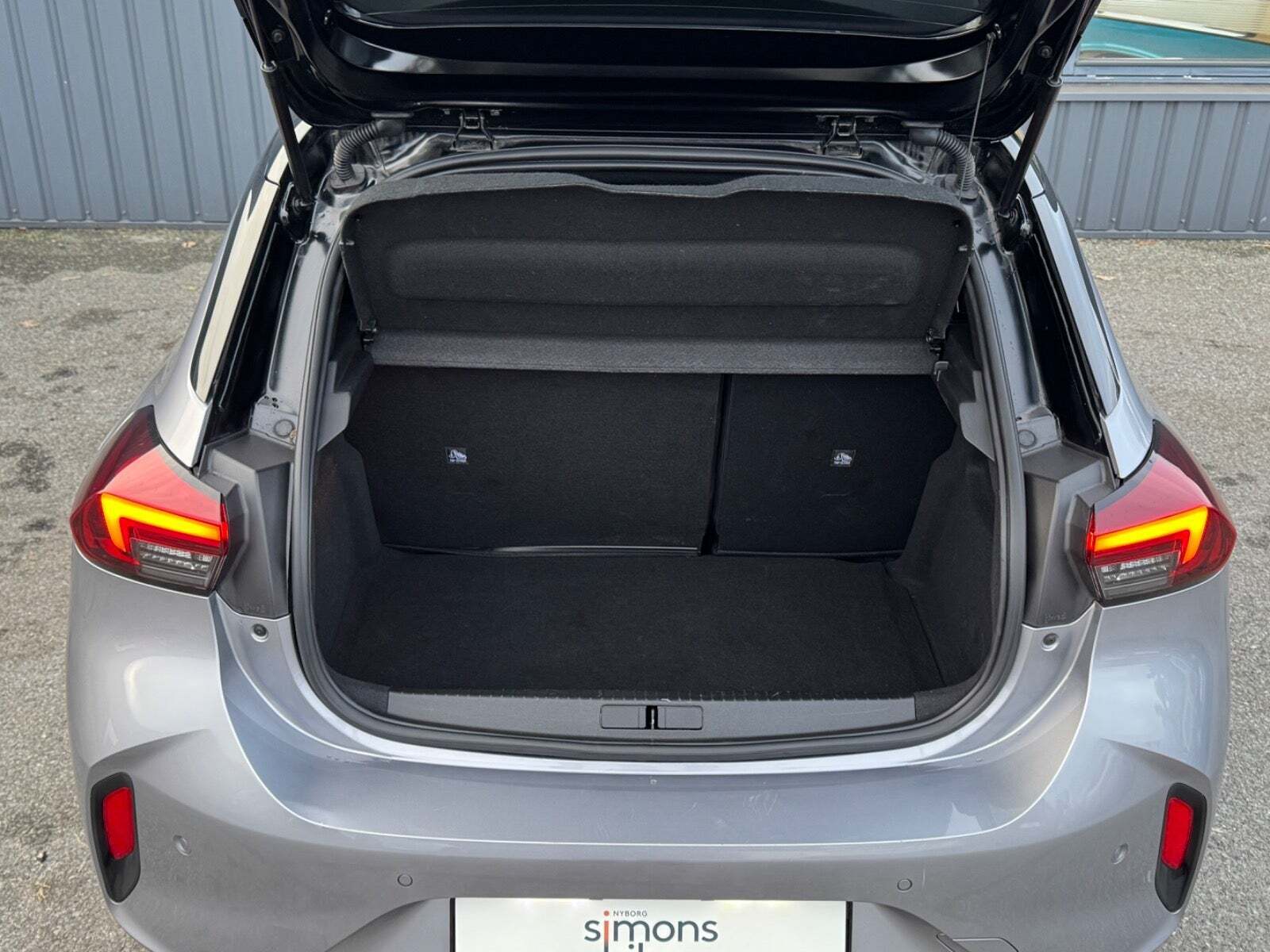 Grå Opel Corsa fra 2021