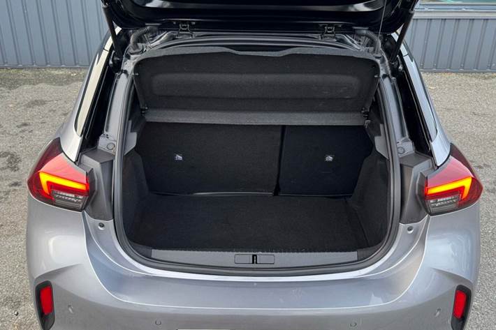 Grå Opel Corsa fra 2021