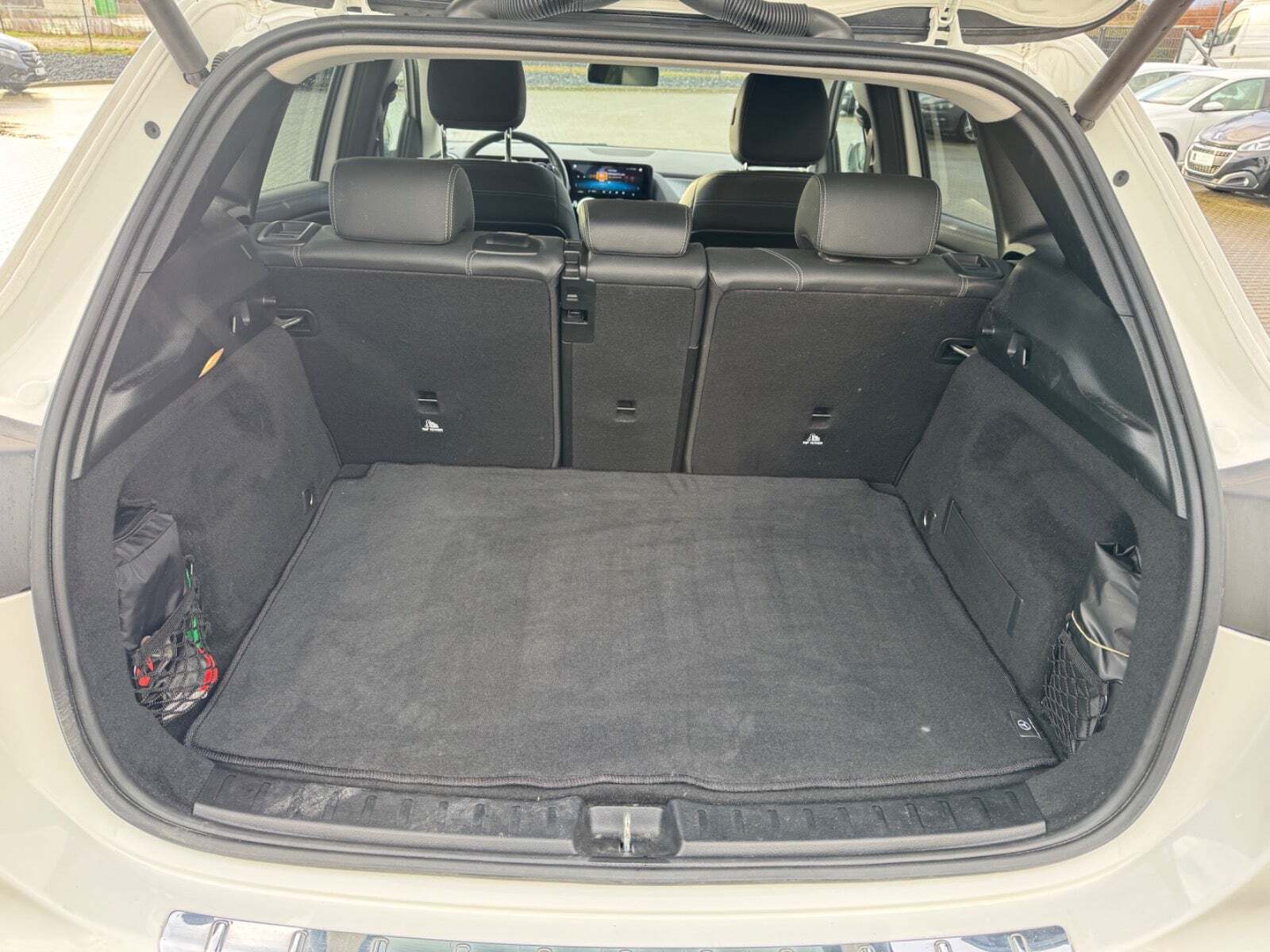 Hvid Mercedes EQA250 fra 2021