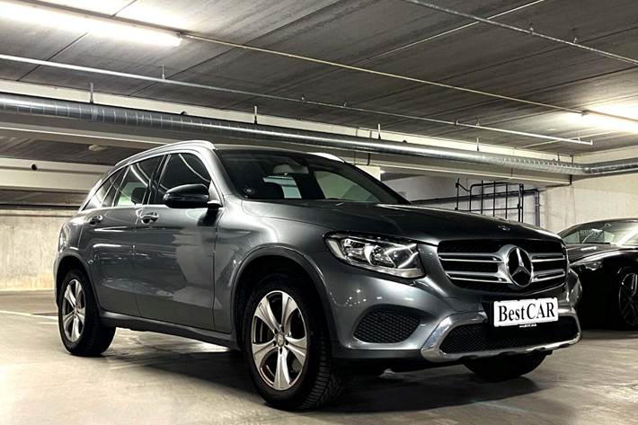 Grå Mercedes GLC250 d fra 2016 set udefra