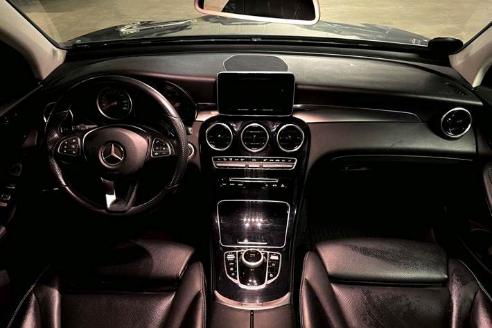 Grå Mercedes GLC250 d fra 2016 set indefra