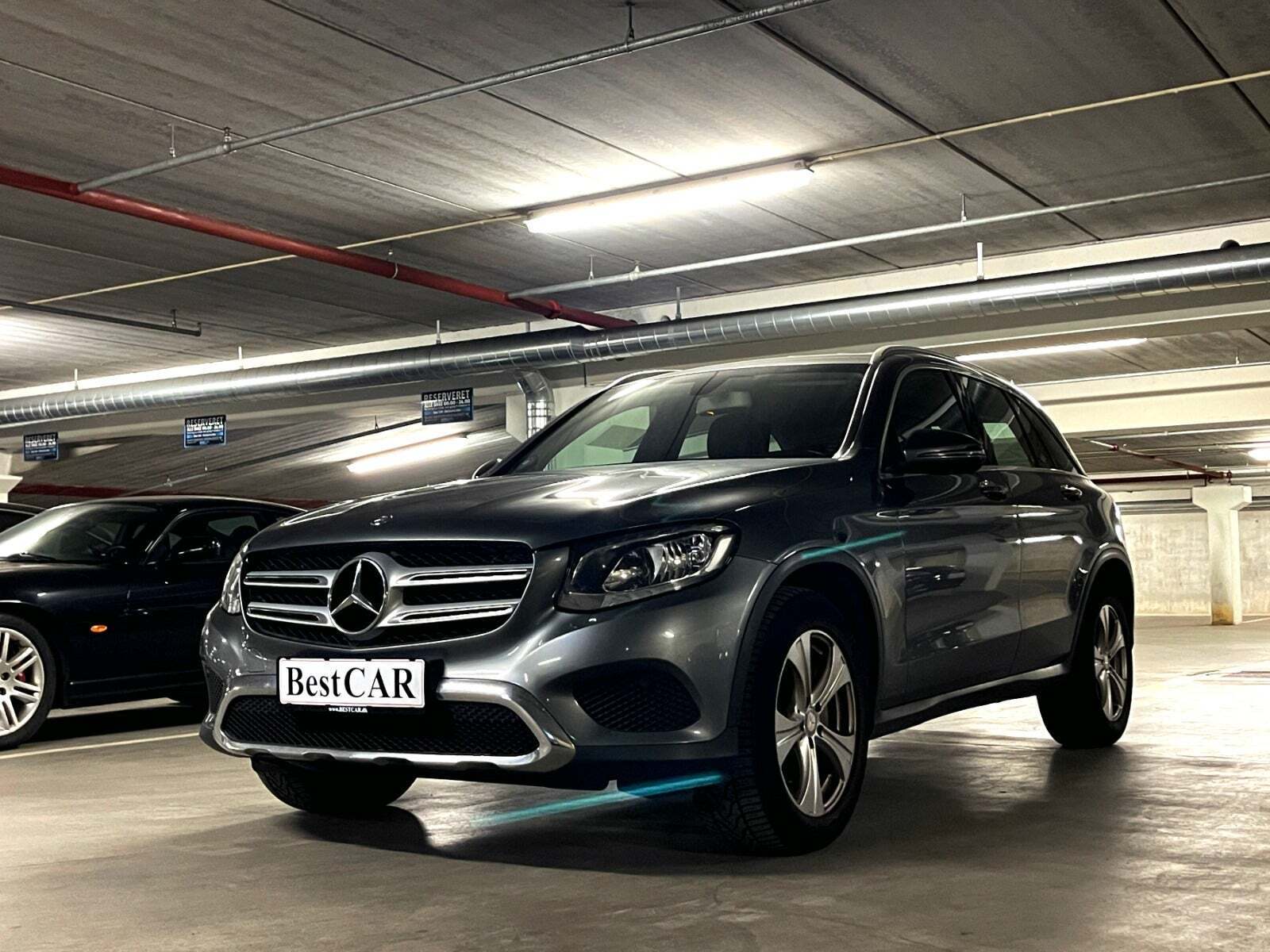 Grå Mercedes GLC250 d fra 2016 set udefra