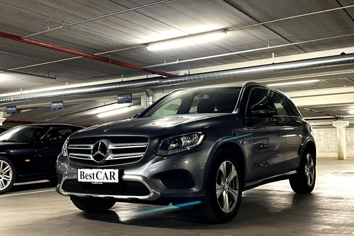 Grå Mercedes GLC250 d fra 2016 set udefra