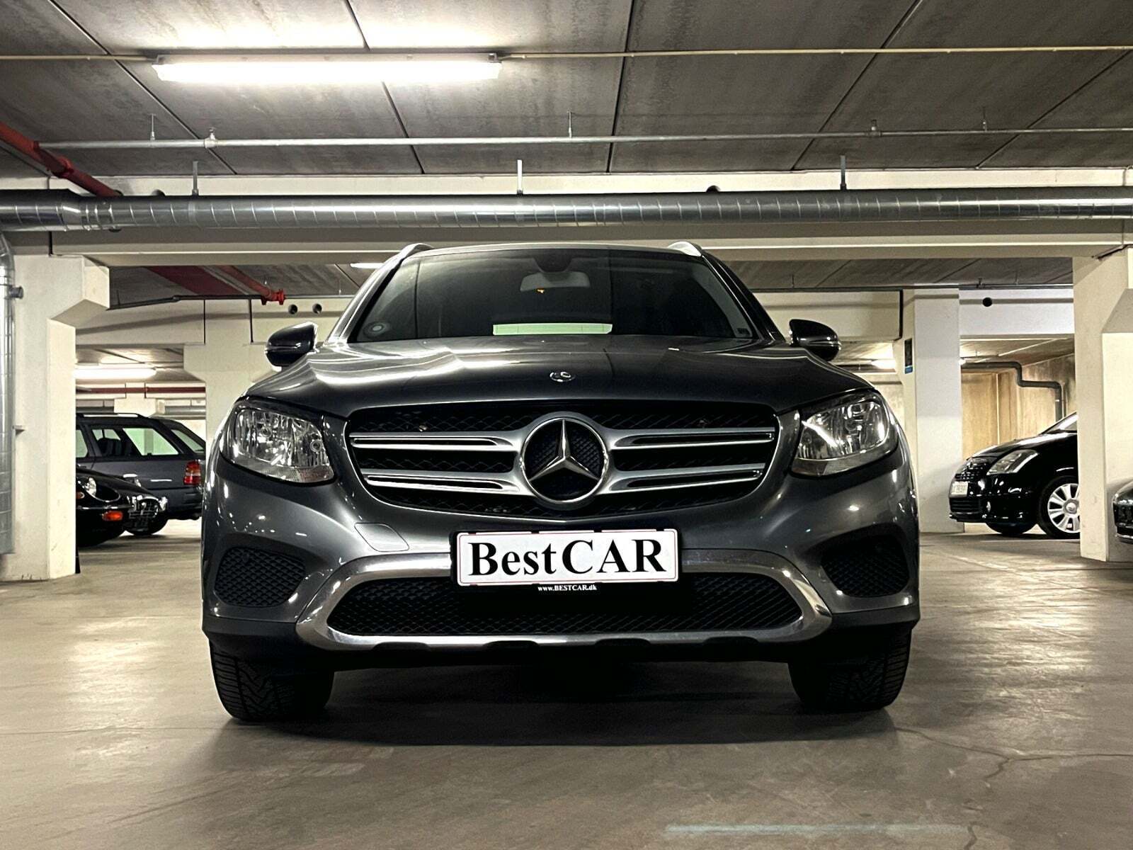 Grå Mercedes GLC250 d fra 2016 set udefra