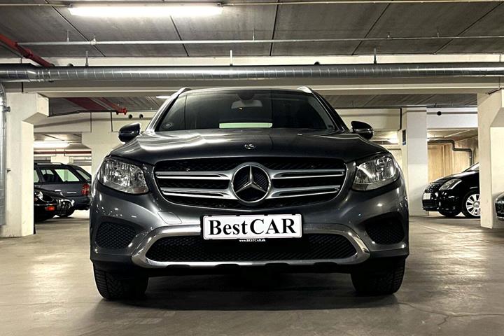 Grå Mercedes GLC250 d fra 2016 set udefra