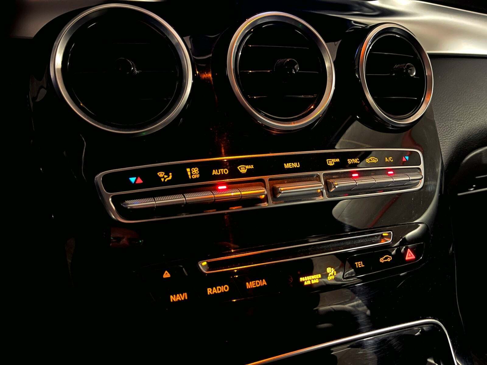 Grå Mercedes GLC250 d fra 2016 set indefra