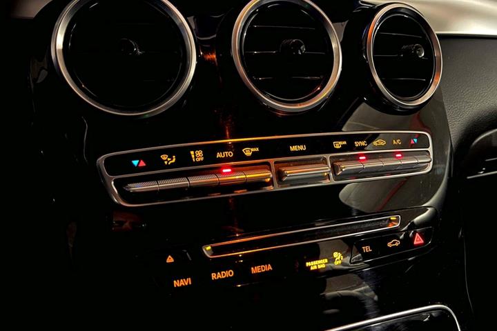 Grå Mercedes GLC250 d fra 2016 set indefra