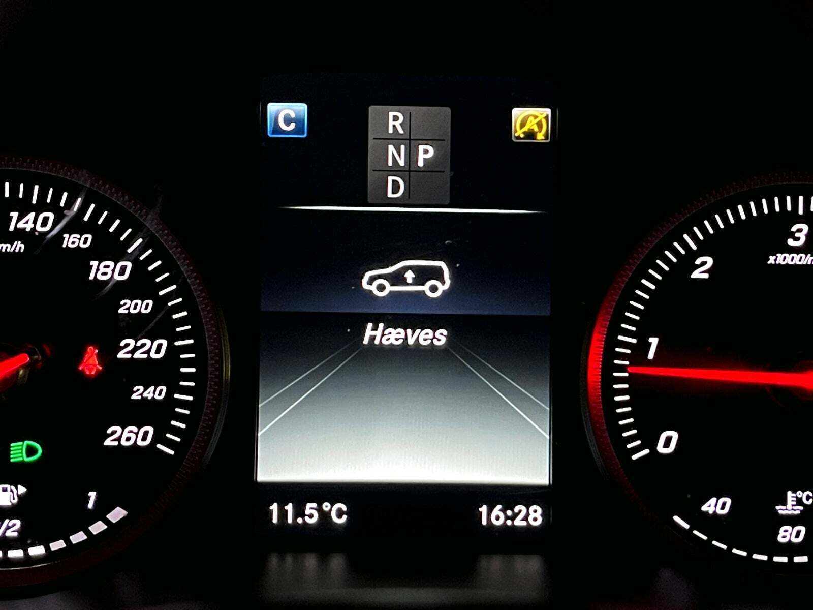 Grå Mercedes GLC250 d fra 2016 set indefra