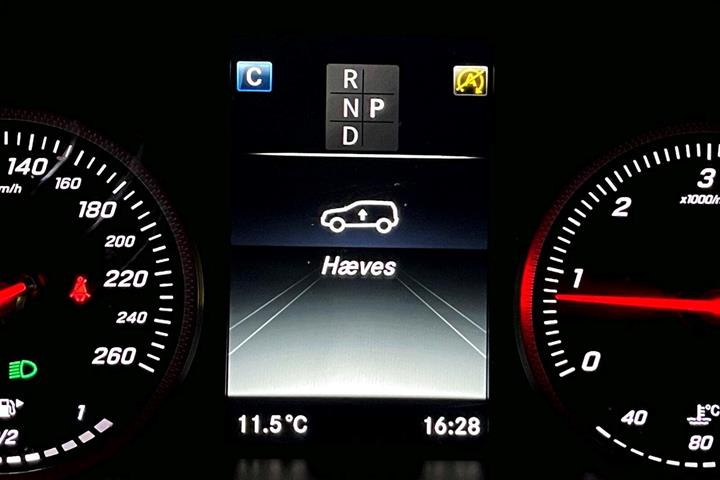 Grå Mercedes GLC250 d fra 2016 set indefra