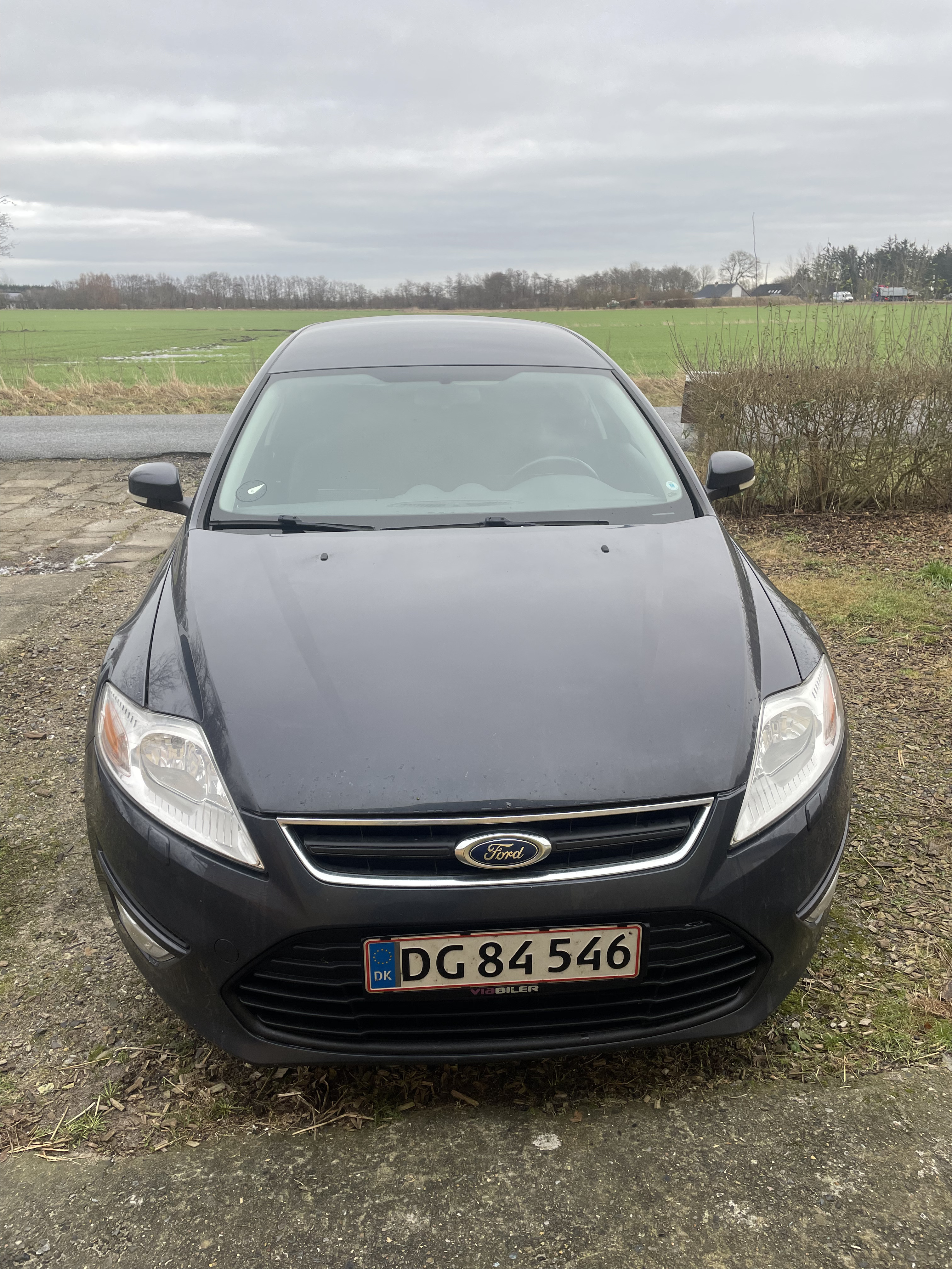 Blå Ford Mondeo fra 2011