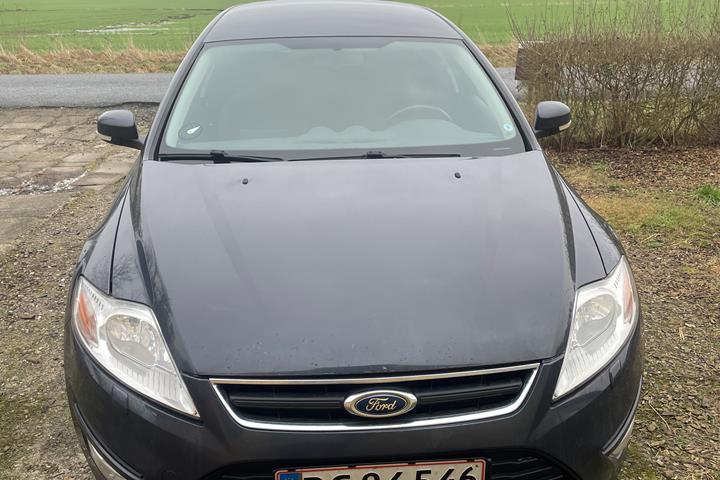 Blå Ford Mondeo fra 2011