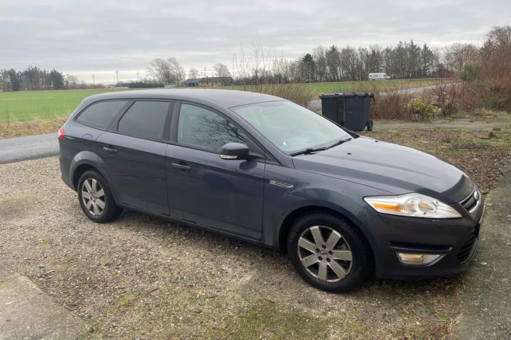 Blå Ford Mondeo fra 2011