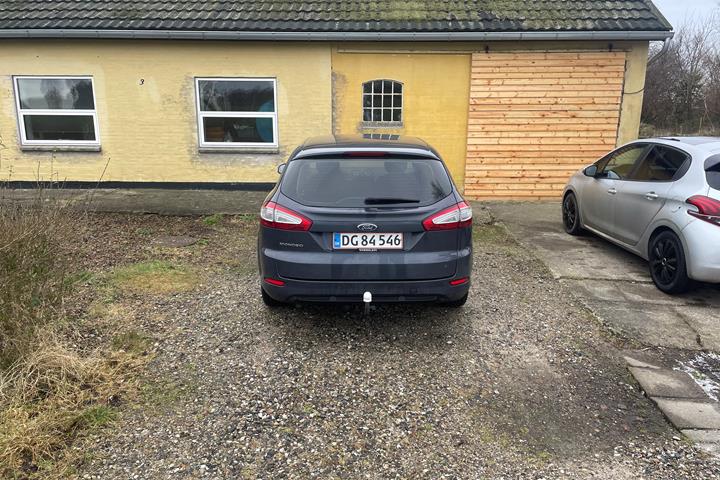 Blå Ford Mondeo fra 2011