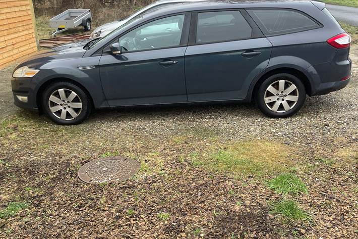 Blå Ford Mondeo fra 2011