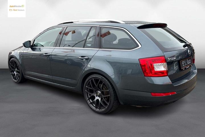 Grå Skoda Octavia fra 2016