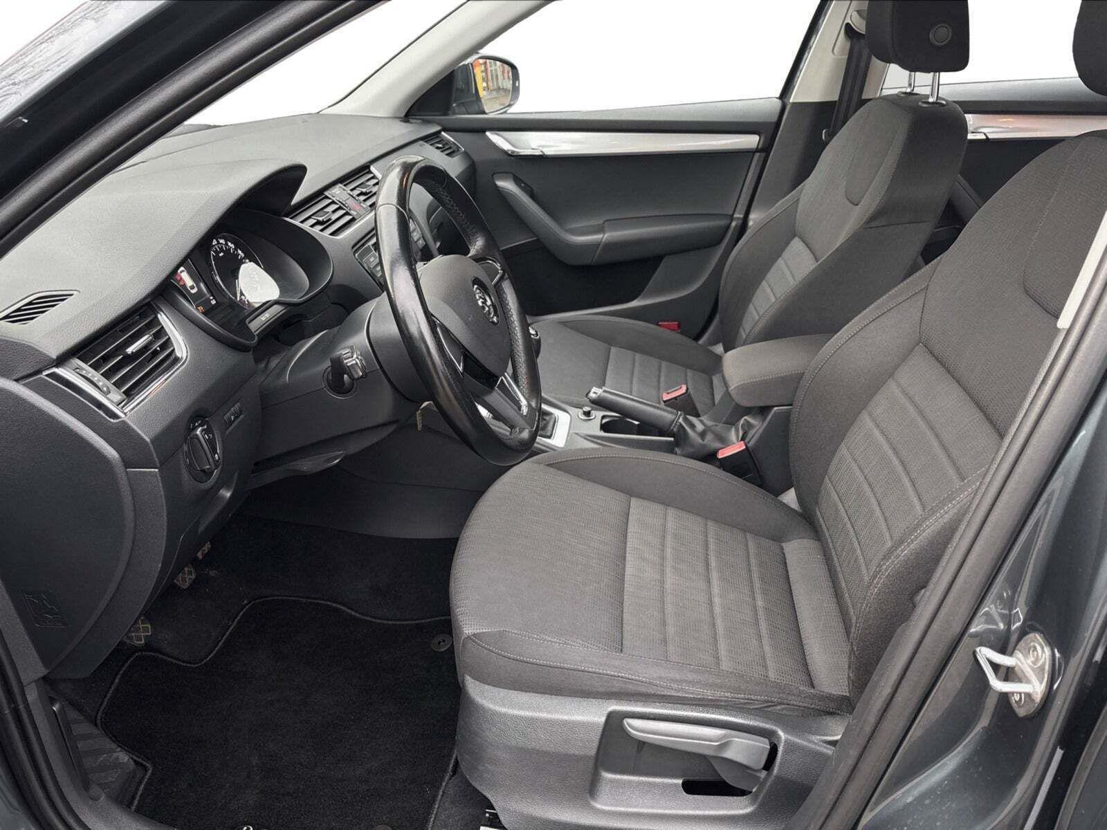 Grå Skoda Octavia fra 2016