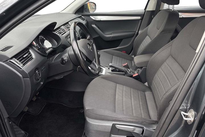 Grå Skoda Octavia fra 2016