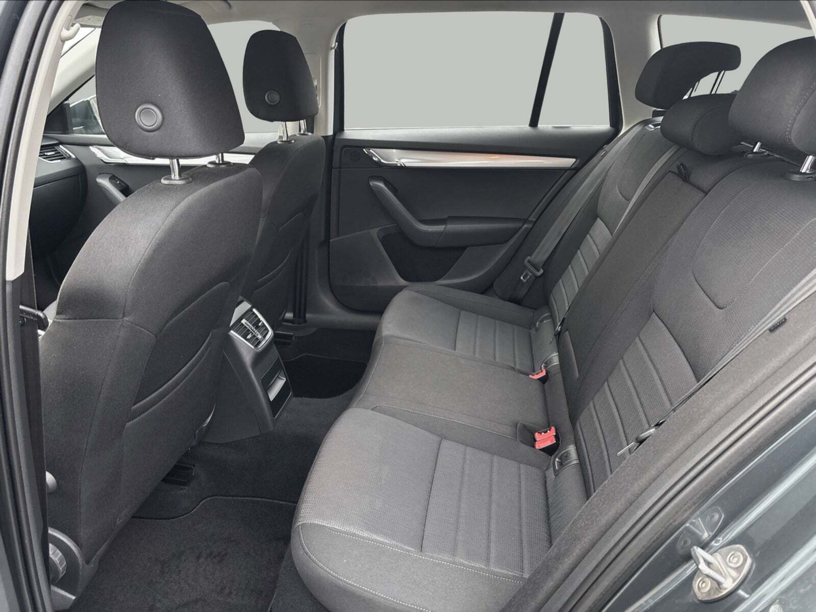 Grå Skoda Octavia fra 2016