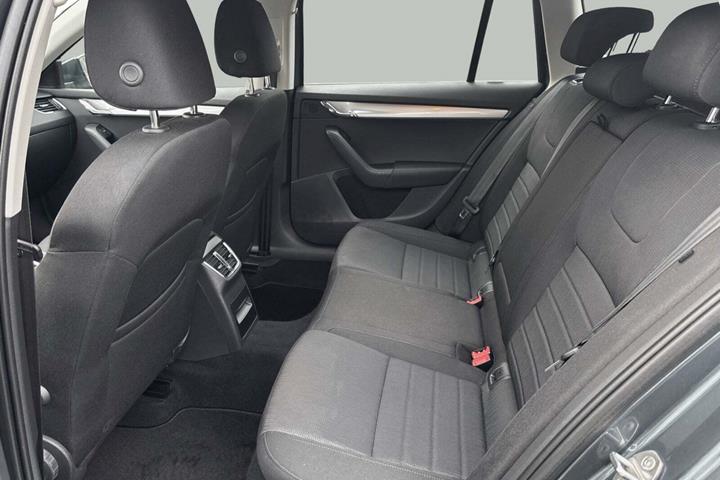 Grå Skoda Octavia fra 2016
