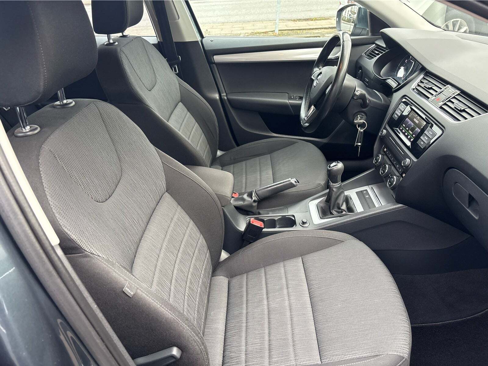 Grå Skoda Octavia fra 2016