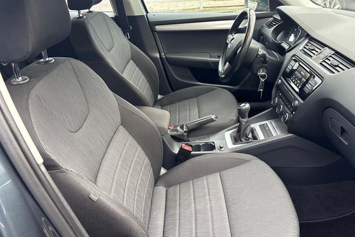 Grå Skoda Octavia fra 2016