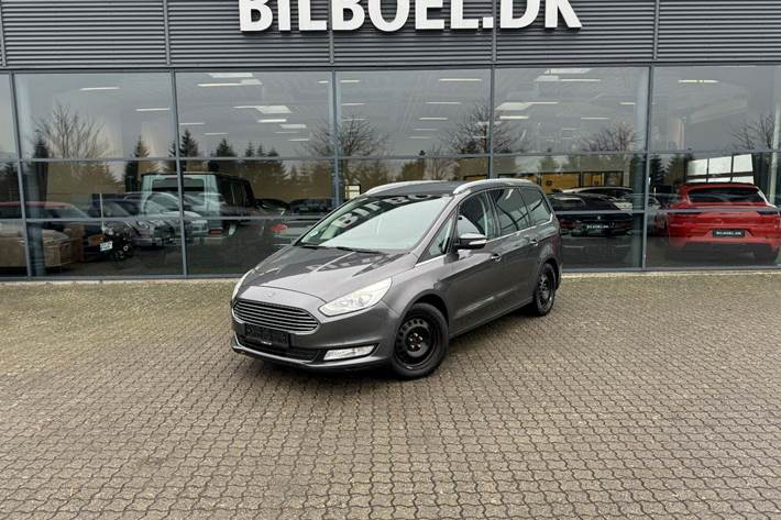 Grå Ford Galaxy fra 2017 set udefra