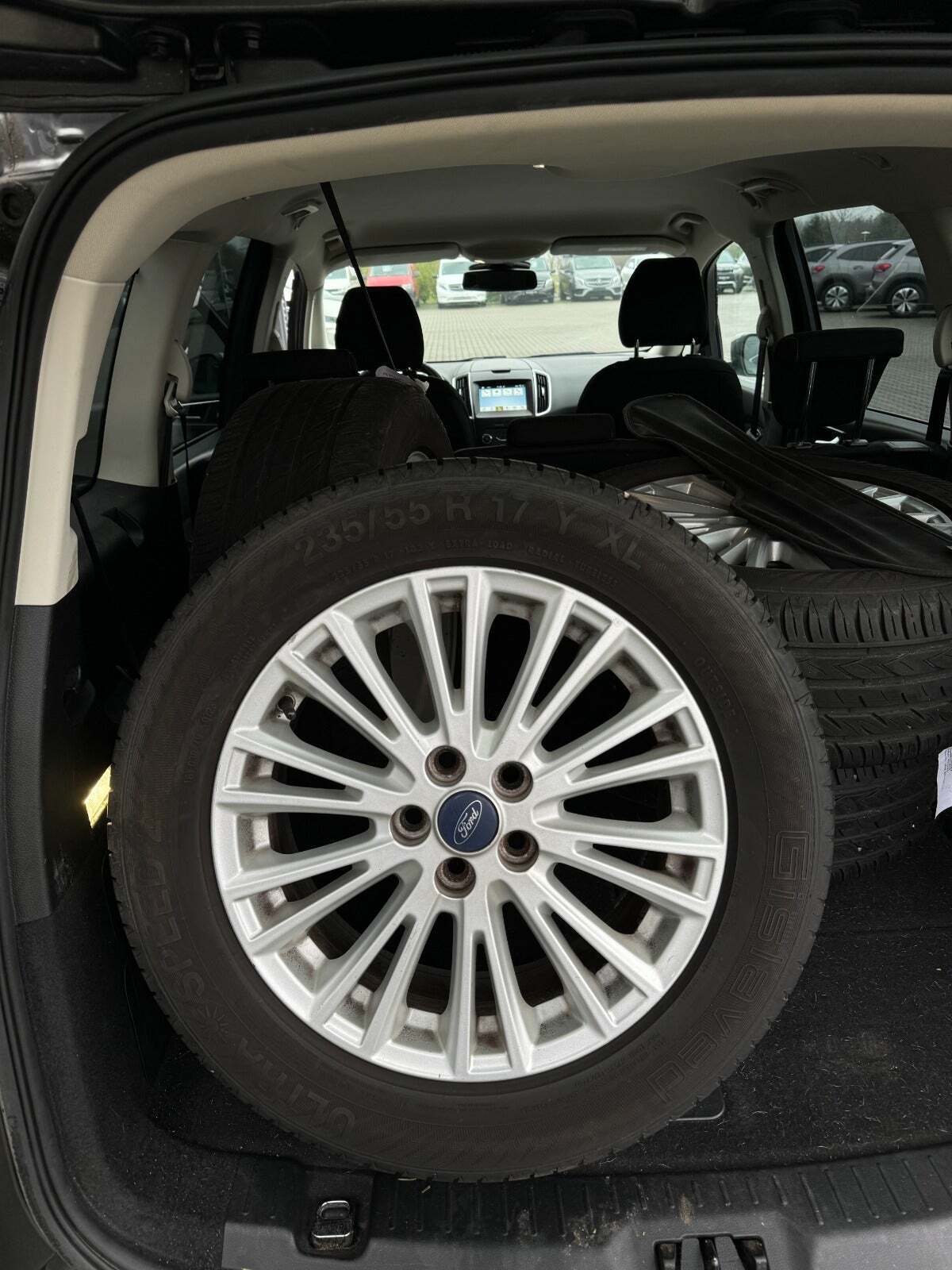 Sort Ford Galaxy fra 2017